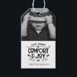 Etiquetas Para Regalos Moderno Handletter | Pegatina fotográfico blanco n<br><div class="desc">Moderno Handletter | Etiqueta de regalo de fotos en blanco negro - la etiqueta de regalo de los Navidades muestra su hermosa foto con tipografía escrita a mano que lee Buenas opciones de "Confort y Alegría". Nuestra plantilla de alta calidad te permite personalizar tu etiqueta de regalo. Si necesitas ayuda,...</div>