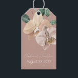 Etiquetas Para Regalos Orquídeas de acuarela románticas en un Rubor agita<br><div class="desc">Estas etiquetas de regalo románticas bodas presentan un diseño floral en las cartas de juego. El fondo es un elegante color rosa polvoriento o rosa polvoriento, con orquídeas acuáticas. Un delicado ramo de flores de orquídeas está en la parte superior derecha, con los nombres de la pareja impresos a continuación....</div>