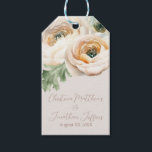 Etiquetas Para Regalos Peach Ranunculus romántico en marfil<br><div class="desc">Estas etiquetas de regalo florales románticas presentan un elegante fondo de marfil con flores de ranunculus color acuarela. En la parte superior se ve un delicado ramo de melocotón y un ranunculus de color blanco. A continuación se indican los nombres de una pareja recién casada y la fecha del boda....</div>