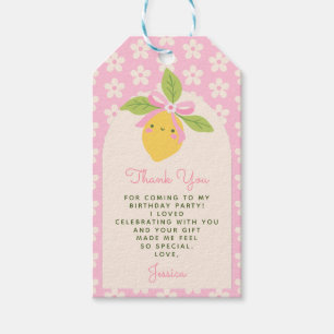 Etiquetas Para Regalos Pequeña Muñeca Limón y Daisies Cumpleaños 1 Gracia