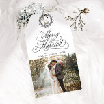 Etiquetas Para Regalos Primera foto de Navidad de Feliz y Casado con Nove<br><div class="desc">Esta etiqueta de regalo para Navidades incluye elegantes y románticas letras de caligrafía rápída con una foto,  y un sencillo patrón de Navidades en la espalda. Para una personalización más avanzada de este diseño,  haga clic en el BOTÓN HERRAMIENTA DE DISEÑO AZUL de arriba.</div>