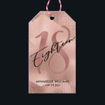 Etiquetas Para Regalos Rosa Relieve metalizado Faux Gold 18th Birthday<br><div class="desc">Moda,  etiqueta de moda de 18 años. El diseño presenta un fondo dorado brillantemente subió con trazo de Relieve metalizado falso oro rosa,  guión tipográfico dieciocho y número 18 en el frente. Personaliza más con un nombre y una fecha.</div>