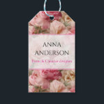 Etiquetas Para Regalos Rosas y peonías románticas rosadas y crema<br><div class="desc">Sumérgete en un mundo de delicada belleza con este lujoso patrón sin fisuras. Este diseño presenta un hermoso ramo de rosas rosadas exuberantes y peonías crema delicadas,  creando una atmósfera de romance sofisticado y elegancia. Detalles realistas y tonos suaves y armoniosos</div>