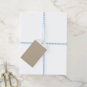 Etiquetas Para Regalos un hombre con traje y corbata parado frente a una 