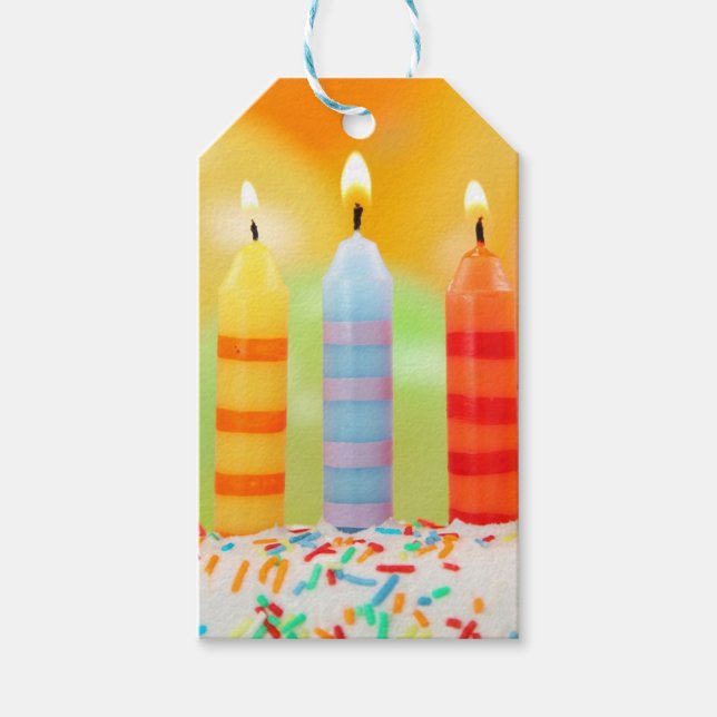 Etiquetas Para Regalos Velas (A tag with a birthday cake with three candles, the background is orange and green.)