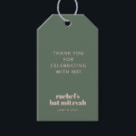 Etiquetas Para Regalos Verde Salvia Rosa Pálido Moderno Audaz Bat Mitzvah<br><div class="desc">Esta etiqueta de favor de bat mitzvah presenta "Gracias por Celebrar conmigo!" en tipo de letra rosa pálido sobre un fondo verde salvia, con el nombre de la persona homenajeada y el evento en rosa intenso en la parte inferior y la fecha debajo. Es un look limpio y moderno que...</div>