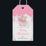 Etiquetas Para Regalos Winter Bear Pink Sleigh Merry Christmas<br><div class="desc">Esta etiqueta de regalo tierno y divertido puede ser personalizada con un nombre, relación o título. Cuenta con un oso adorable con un trineo rosa rodeado de nieve, montañas y pinos. El texto combina guiones manuscritos y sans serif para un estilo elegante y moderno. Los bonitos arreglos florales purpurinas y...</div>