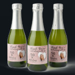 Etiquetas Para Vinos Espumosos 50 y fabuloso Purple Birthday Favors Mini<br><div class="desc">Crea un rosa de oro elegante personalizado Gracias mini etiquetas de espumoso con tipografía negra y foto de personalizado para la fiesta de 50 y Fabuloso cumpleaños. El glamuroso diseño de la plantilla presenta una foto de forma cardíaca en un marco gris plateado, nombre de la dama de cumpleaños y...</div>