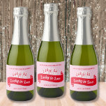 Etiquetas Para Vinos Espumosos Afortunadamente Enamorado Vibrante Bachelorette Ro<br><div class="desc">Pon en marcha la barbacoa y la tostada para que te encanten nuestras etiquetas de champán de la "Lucky in Love" de la beachillerato. Con la cautivadora Reina de los Corazones y un contorno de mujer dibujada a mano sosteniendo con gracia una copa de champán, estas etiquetas son el epítome...</div>