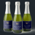 Etiquetas Para Vinos Espumosos Aniversario favorece monograma Moda marina azul mi<br><div class="desc">Se Pueden Utilizar Los Favores De Aniversario boda Para Cualquier Aniversario Boda, Guión Clásico Y Monograma Inicial, Nombres Personalizados, Elegante Sello De Vino Azul, Blanco Y Oro De La Marina. Haga clic en personalizar esta plantilla para personalizar con el apellido inicial de la familia de monogramas, ambos nombres, el número...</div>