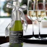 Etiquetas Para Vinos Espumosos Boda minimalista gracias blanco en negro mini<br><div class="desc">Celebre con estilo con estas hermosas botellas de vino espumoso. Estas etiquetas presentan un estilo minimalista que es a la vez simple y elegante con un fondo negro, lacy white script que lee: Gracias por celebrar con nosotros. Los nombres de la pareja, la fecha del boda y el tipo de...</div>