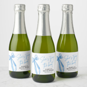 Etiquetas Para Vinos Espumosos Dusty Blue Bow está atando la ducha nupcial