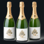 Etiquetas Para Vinos Espumosos Elegante Gold Merry Christmas Tree Custom Name<br><div class="desc">Elegante Gold Merry Christmas Tree Custom Nombre Sparkling Wine Label - ¡Un toque festivo y refinado para sus bebidas de vacaciones! Aumente sus bebidas de vacaciones con nuestra elegante etiqueta de botella de Navidades. Esta hermosa etiqueta presenta un árbol de Navidad pintado a mano, adornado con delicados adornos de oro...</div>
