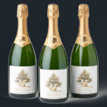 Etiquetas Para Vinos Espumosos Elegante Gold Merry Christmas Tree Custom Name<br><div class="desc">Elegante Gold Merry Christmas Tree Custom Nombre Sparkling Wine Label - ¡Un toque festivo y refinado para sus bebidas de vacaciones! Aumente sus bebidas de vacaciones con nuestra elegante etiqueta de botella de Navidades. Esta hermosa etiqueta presenta un árbol de Navidad pintado a mano, adornado con delicados adornos de oro...</div>