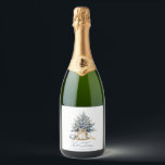 Etiquetas Para Vinos Espumosos Elegante Merry Christmas Tree Gold Blue Custom Nam<br><div class="desc">Elegante Merry Christmas Tree Gold Blue Nombre Esparkling Wine Label - ¡Un toque festivo y refinado para sus bebidas de vacaciones! Aumente sus bebidas de vacaciones con nuestra elegante etiqueta de botella de Navidades. Esta hermosa etiqueta presenta un árbol de Navidad pintado a mano en suaves tonos azules, adornado con...</div>