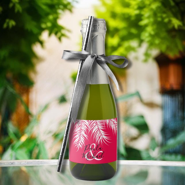 Etiquetas Para Vinos Espumosos Frentes de árbol de palmeras blancas sobre IPnk pi (White palm tree fronds on hot pink mini sparkling wine label personalized for your wedding)
