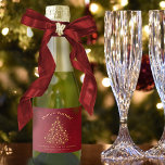 Etiquetas Para Vinos Espumosos Fun Gold Stars Christmas Tree on Red Mini Holiday<br><div class="desc">Estas lindas etiquetas de botellas de vino espumoso son perfectas para quien quiera dar el regalo de burbujas esta temporada de vacaciones. Presentan un diseño festivo con un árbol de Navidad hecho de chispas doradas o estrellas sobre un fondo rojo carnoso de mármol. La leyenda dice "Feliz Navidad" con espacio...</div>