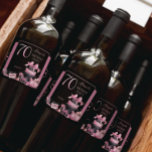 Etiquetas Para Vinos Espumosos Glam Pink Black Fashion 70th Birthday Party<br><div class="desc">Glamoroso diseño de 70 años inspirado en la costura francesa, rosa y negro, con pasteles de gorra, estilettos rosas y una bolsa de maquillaje entre varios regalos de cumpleaños sin abrir y deliciosos pastelitos. Perfecto para celebrar fiestas de cumpleaños. La edad se crea en un tipo de letra falso purpurina...</div>