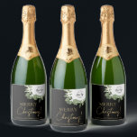Etiquetas Para Vinos Espumosos Merry Christmas Corporate logo Wreath Holiday<br><div class="desc">Eleva tus regalos corporativos de vacaciones con estas etiquetas de vino espumoso navideñas Personalizados. Personalice cada etiqueta con el logotipo, el mensaje y el nombre de su empresa en un fondo negro de moda con "Feliz Navidad" en un elegante tono dorado impreso. Una elegante cortina de flores verdes y blancas...</div>