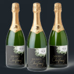 Etiquetas Para Vinos Espumosos Merry Christmas Corporate logo Wreath Holiday<br><div class="desc">Eleva tus regalos corporativos de vacaciones con estas etiquetas de vino espumoso navideñas Personalizados. Personalice cada etiqueta con el logotipo, el mensaje y el nombre de su empresa en un fondo negro de moda con "Feliz Navidad" en un elegante tono dorado impreso. Una elegante cortina de flores verdes y blancas...</div>