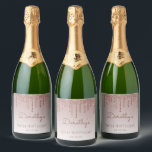 Etiquetas Para Vinos Espumosos Moda Rosa Purpurina de oro Drip 90th Birthday Part<br><div class="desc">Las etiquetas de las botellas espumosas de moda,  femeninas,  de 90 años,  presentan un borde de goteo de purpurina rosa brillante y un fondo sombrío de oro rosa. Personalízalos con su nombre en escritura a mano de rosa oscuro,  con su cumpleaños y fecha debajo en letra sans serif.</div>