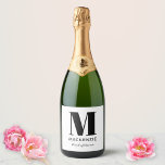 Etiquetas Para Vinos Espumosos Nombre del Monograma de la doncella de honor<br><div class="desc">Diseño de nombres de monograma minimalistas de tipografía moderna que se puede cambiar para personalizar. Perfecto para agradecer a su empleada de honor por toda su ayuda y apoyo para hacer que su boda sea asombroso.</div>