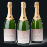 Etiquetas Para Vinos Espumosos Rosa espumoso Purpurina de oro Drip 60th Birthday<br><div class="desc">Las etiquetas de las botellas espumosas de moda de 60 años presentan un borde de goteo de purpurina rosa espumoso de oro y un fondo sombrío de oro rosa. Personalízalos con su nombre en escritura a mano de rosa oscuro,  con su cumpleaños y fecha debajo en letra sans serif.</div>