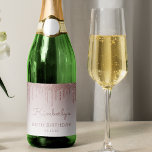 Etiquetas Para Vinos Espumosos Rosa espumoso Purpurina de oro Drip 60th Birthday<br><div class="desc">Las etiquetas de estas botellas espumosas de moda cumplen 60 años y tienen un borde de goteo en purpurina de oro brillante rosa y un fondo sombrío. Personalízalos con su nombre en escritura a mano,  con su cumpleaños y fecha debajo en letra sans serif.</div>