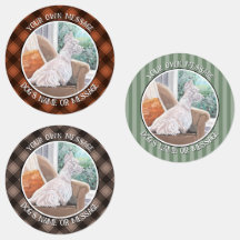 Westie Mirando hacia fuera una ventana