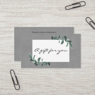 Eucalipto sobre el certificado de regalo gris