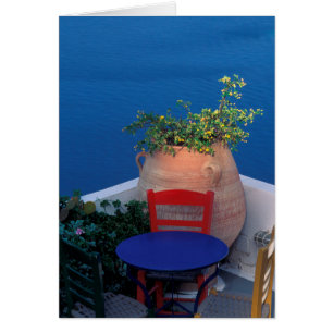 Europa, Grecia, Santorini. Terraza con vista al ma