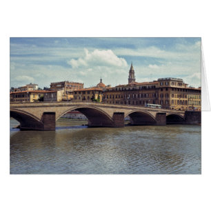 Europa, Italia, Florencia. El río Arno fluye