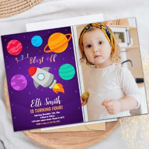 Explosión de cohetes fuera de la invitación de cum