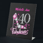 Expositor En L 40 y Fabulous, 40th Birthday, cualquier nombre, ed<br><div class="desc">40 y Fabulous,  cumpleaños 40,  editable,  cualquier nombre,  tacón alto de diamante rosa y blanco. Feliz cumpleaños,  señora,  mujer</div>