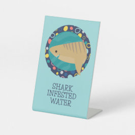 Expositor En L Agua Infestada De Tiburón Cutáneo