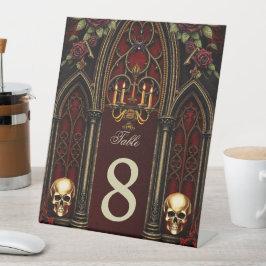 Expositor En L Arco gótico con calaveras.