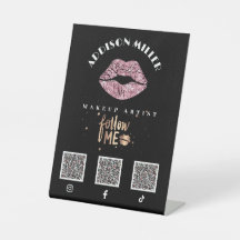 artista de maquillaje de labios negros y rosados e