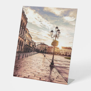 Expositor En L Atardecer en la plaza de Padova en Italia
