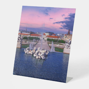 Expositor En L Atardecer sobre una fuente en Viena