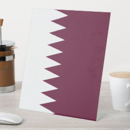 Expositor En L Bandera de Qatar