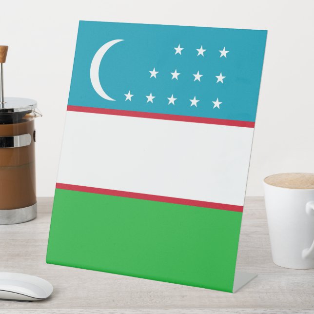 Expositor En L Bandera de Uzbekistán (In Situ)