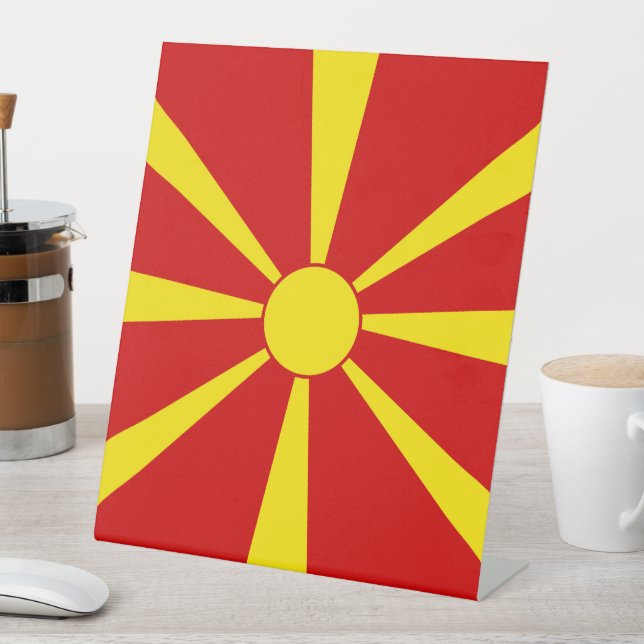 Expositor En L Bandera del Norte de Macedonia (In Situ)