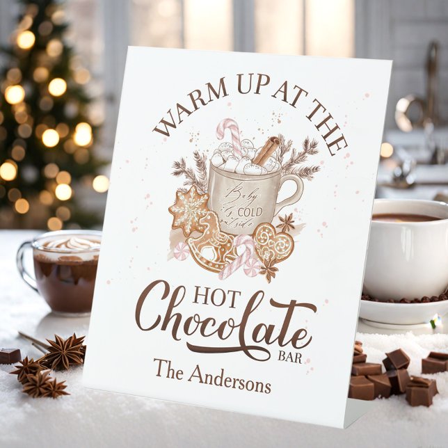 Expositor En L Barra de chocolate caliente Nombre de familia de N (Hot Chocolate Bar Beige Pink Christmas Family Name Pedestal Sign)