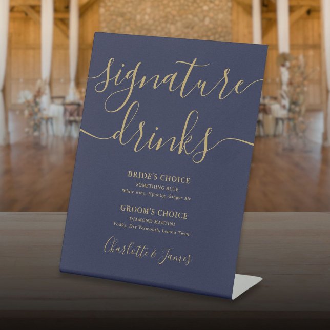 Expositor En L Bebidas con Boda de escritura azul y dorada (Navy Blue And Gold Script Wedding Signature Drinks Pedestal Sign)