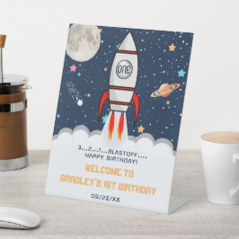 Expositor En L Bienvenida a los 1 cumpleaños del espacio exterior
