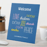 Expositor En L BIENVENIDA personalizada AMAR A JOY PAZ Judío<br><div class="desc">Dale a tu casa un toque acogedor con este Rótulo peatonal de bienvenida hebreo personalizado en tekhelet azul con TEXTO PERSONALIZABLE. El texto del marcador de posición es personalizable, por lo que puede cambiar el encabezado y agregar el nombre de su familia. Las palabras LOVE JOY PEACE también están escritas...</div>