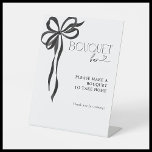 Expositor En L Black Bow Watercolor Bridal Shower Bouquet Bar<br><div class="desc">Una ducha de novia debería ser tan elegante como inolvidable. Este cartel de Bouquet Bar invita a los huéspedes a llevarse una parte de la celebración diseñando su propio arreglo floral. Con su delicada cinta negra pintada a mano y su refinada tipografía, esta pieza añade un toque de sofisticación sin...</div>