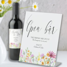 Boda de barra abierta en pradera de flores silvest