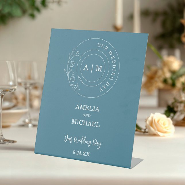 Expositor En L Boda de monograma azul y blanco turbio (Dusty Blue and White Elegant Monogram Free Standing Wedding Sign)