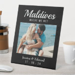 Expositor En L Boda negro Nombre de tabla de destino Viaje de par<br><div class="desc">Mejore la elegancia y personalización de su boda con nuestro Decor de nombres de tabla de destino Boda. Perfecto para bodas de destino o celebraciones con temas de viajes, estos carteles muestran el nombre de un país como el nombre de la mesa junto a una hermosa foto de la pareja,...</div>